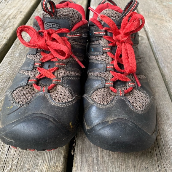 Boy’s size 3 Keen red and grey lace up shoes - Picture 2 of 6